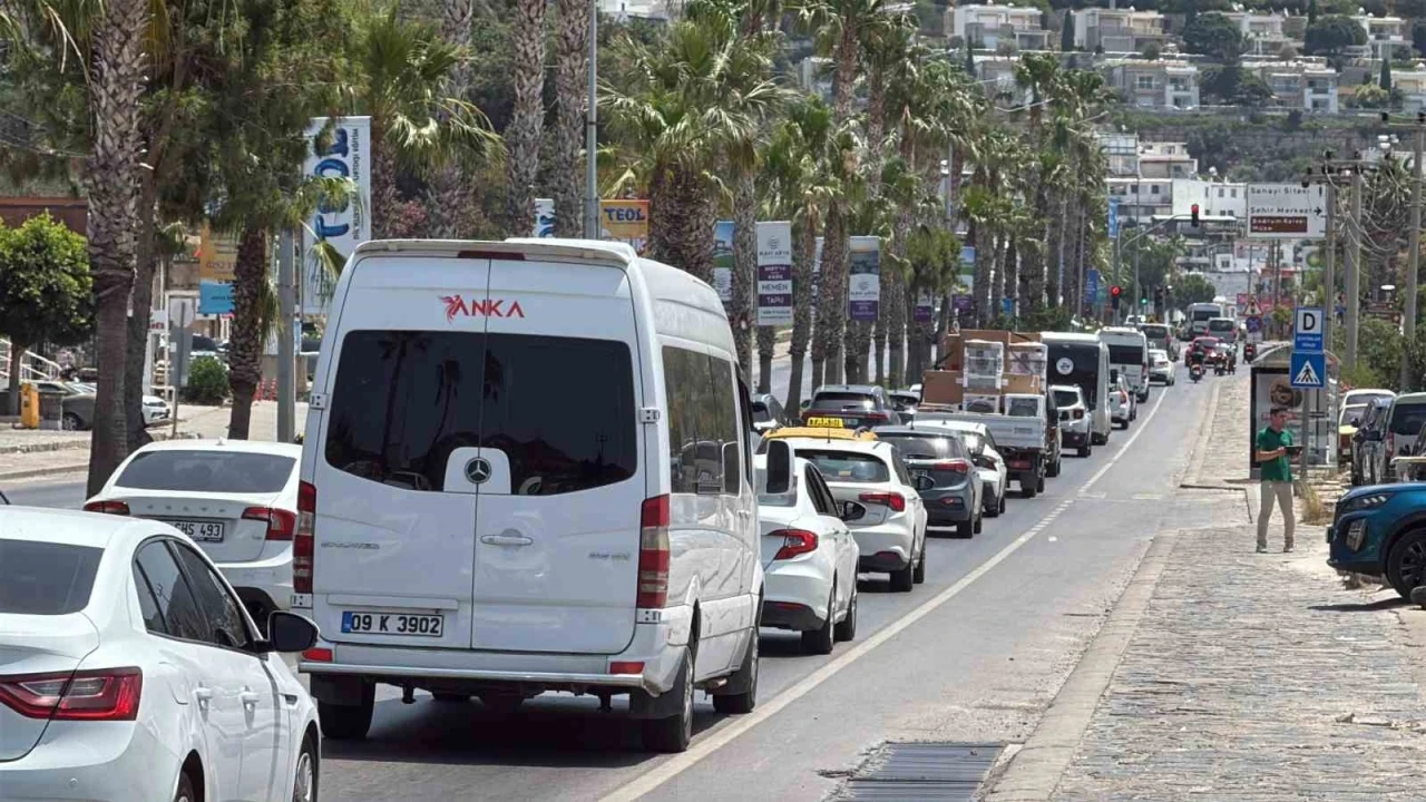 Bodrum’dan bayram dönüşü 24 saatte 15 binden fazla araç çıkış yaptı
