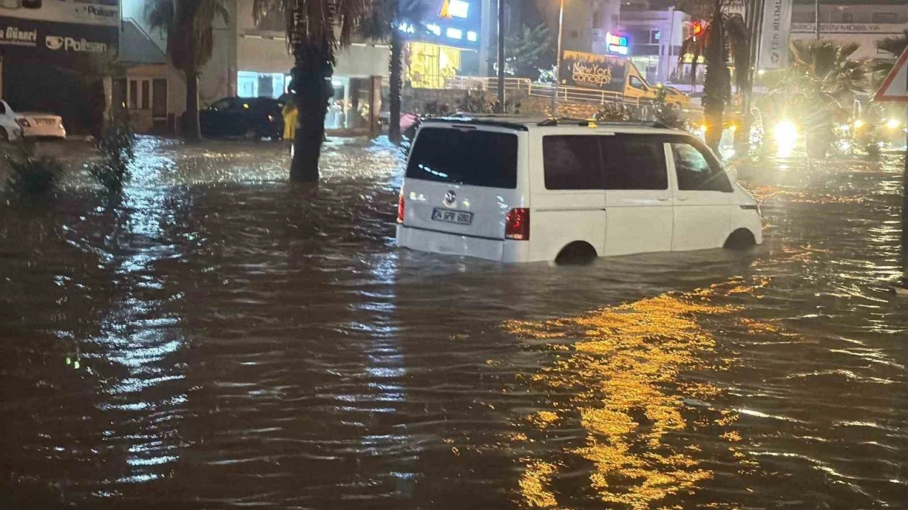 Bodrum sağanak yağışa teslim oldu: Yollar g&ouml;le d&ouml;nd&uuml;, evleri su bastı
