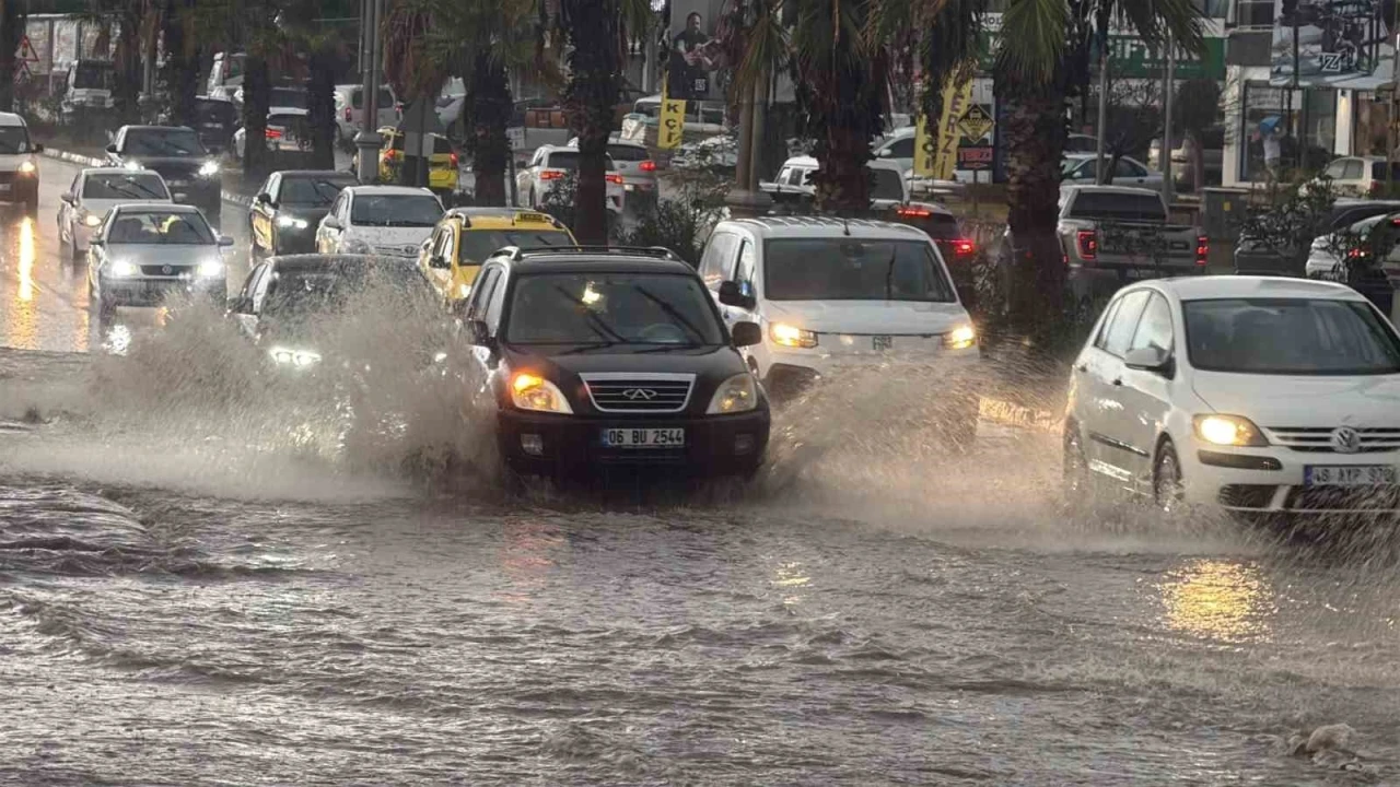Bodrum sokakları bir saatte göle döndü
