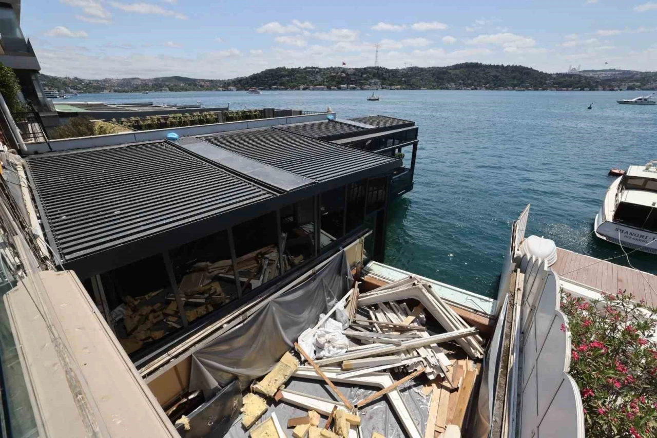Boğaz’daki kaçak yapıların yıkımına başlandı: İlk durak tarihi pastane oldu
