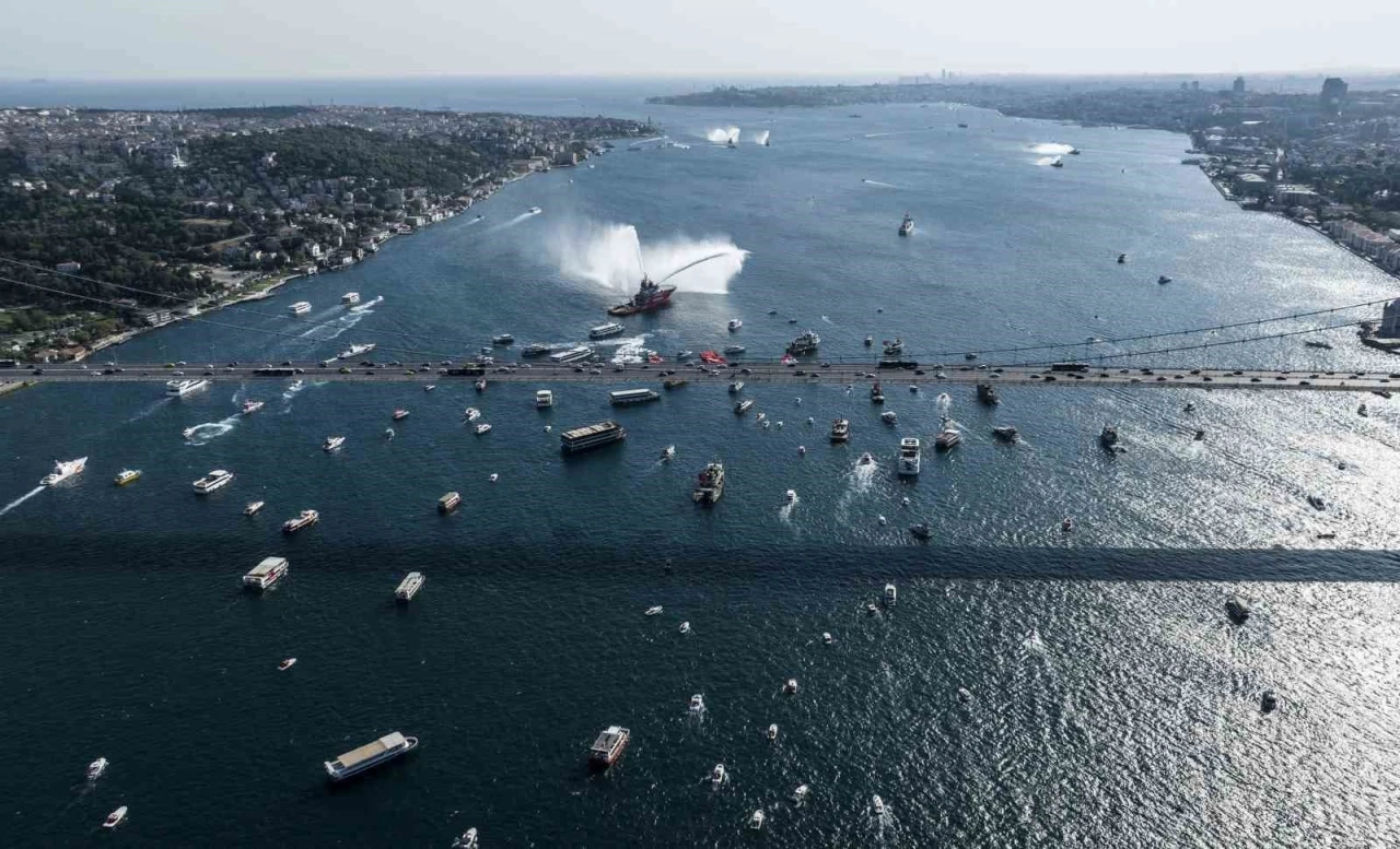 Boğaz’dan 15 Temmuz geçişi: 253 şehidin anısına 253 tekne ve bot boğazı selamladı
