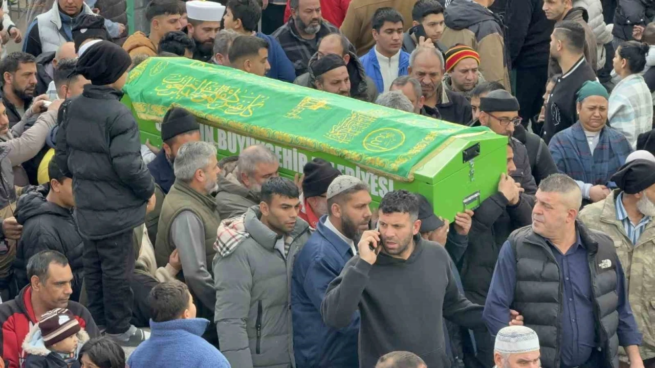 Boğazı kesilerek &ouml;ld&uuml;r&uuml;len pazarcı toprağa verildi
