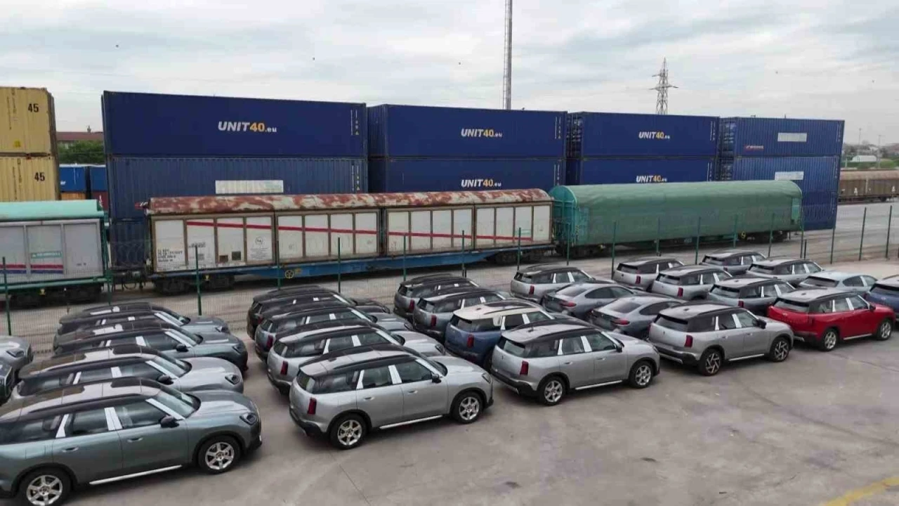 Boğazı trenle geçti: Araç sevkiyatı Köseköy’e ulaştı
