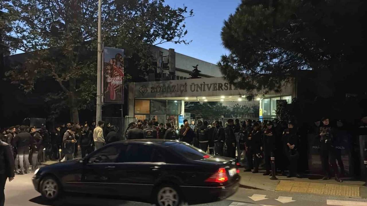 Boğaziçi Üniversitesi’nde göstericiler polise saldırdı: 13 polis yaralandı, 97 gözaltı
