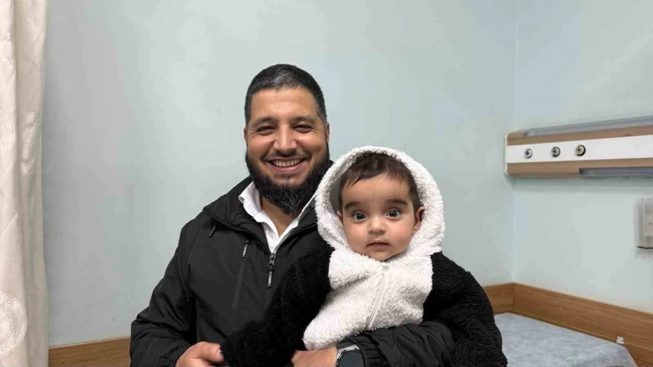 Boğazına cisim ka&ccedil;an &ccedil;ocuğu &rsquo;Heimlich&rsquo; manevrasıyla kurtardı
