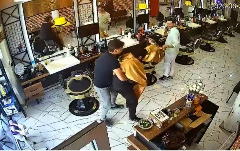 Boğazına ka&ccedil;an erik par&ccedil;ası heimlich manevrasıyla &ccedil;ıkarıldı
