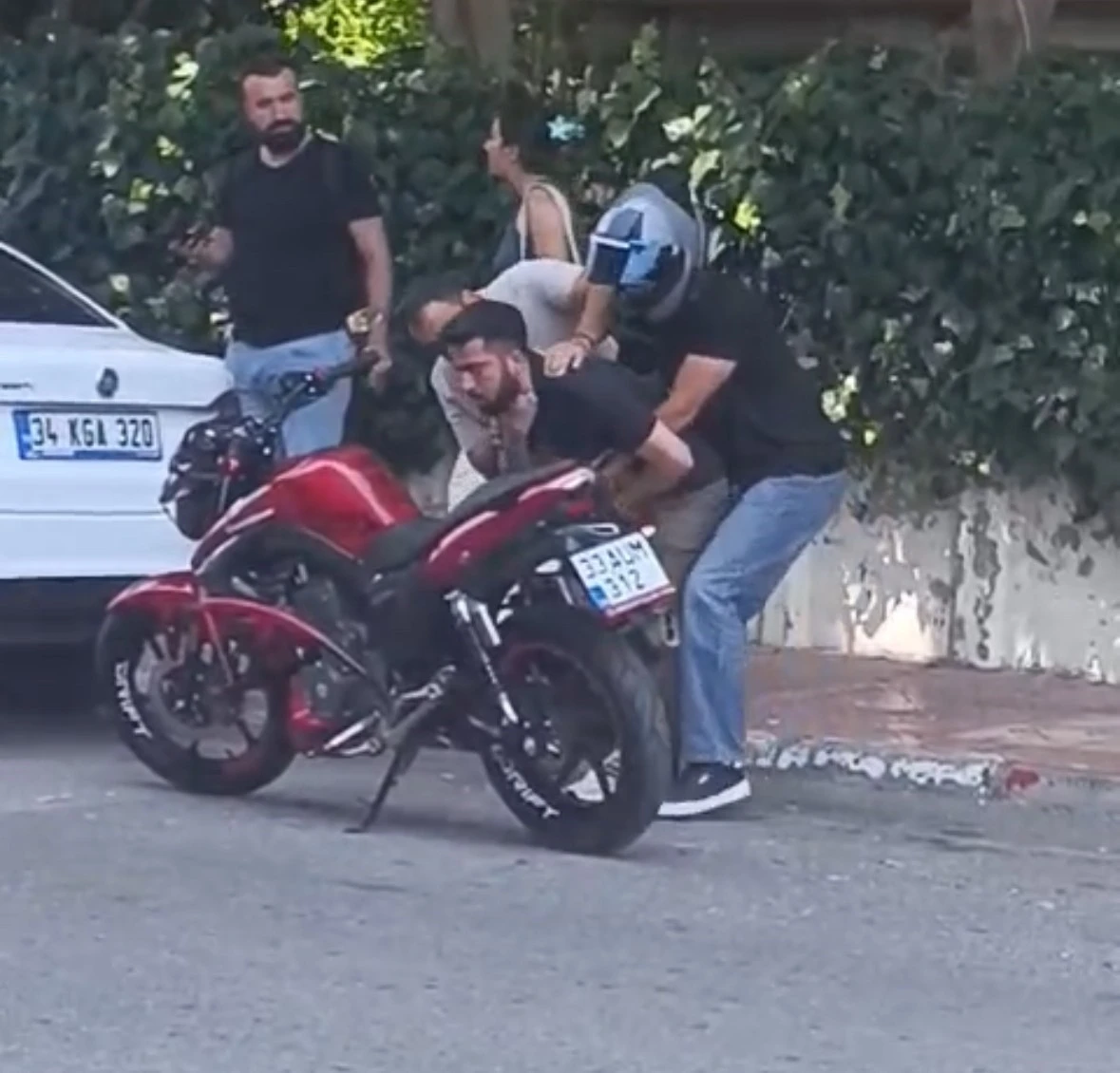 Boğazına şeker kaçan vatandaş Heimlich manevrasıyla hayata tutundu
