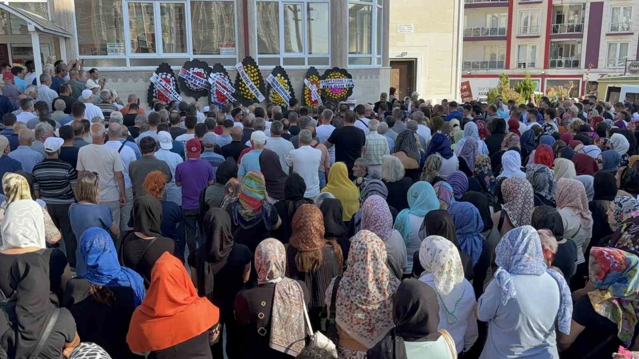 Boğularak öldürülen anne ve oğlu son yolcuğuna uğurlandı
