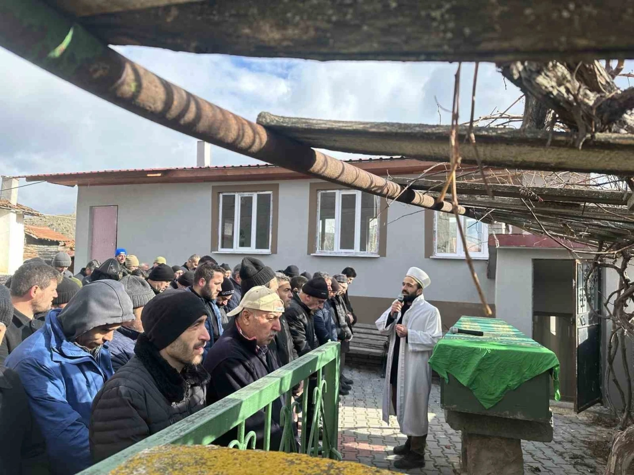Boğularak &ouml;ld&uuml;r&uuml;len kadın son yolculuğuna uğurlandı
