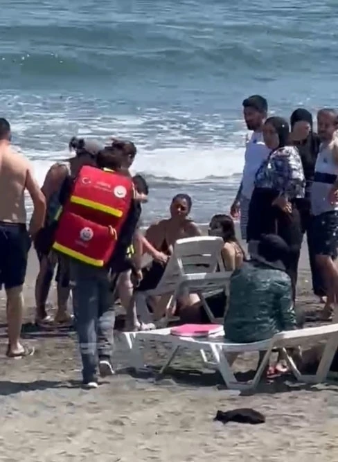 Boğulma tehlikesi geçiren 3 çocuk ve anneyi cankurtaranlar kurtardı
