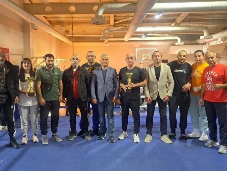 Boks turnuvasına D&uuml;zce damga vurdu
