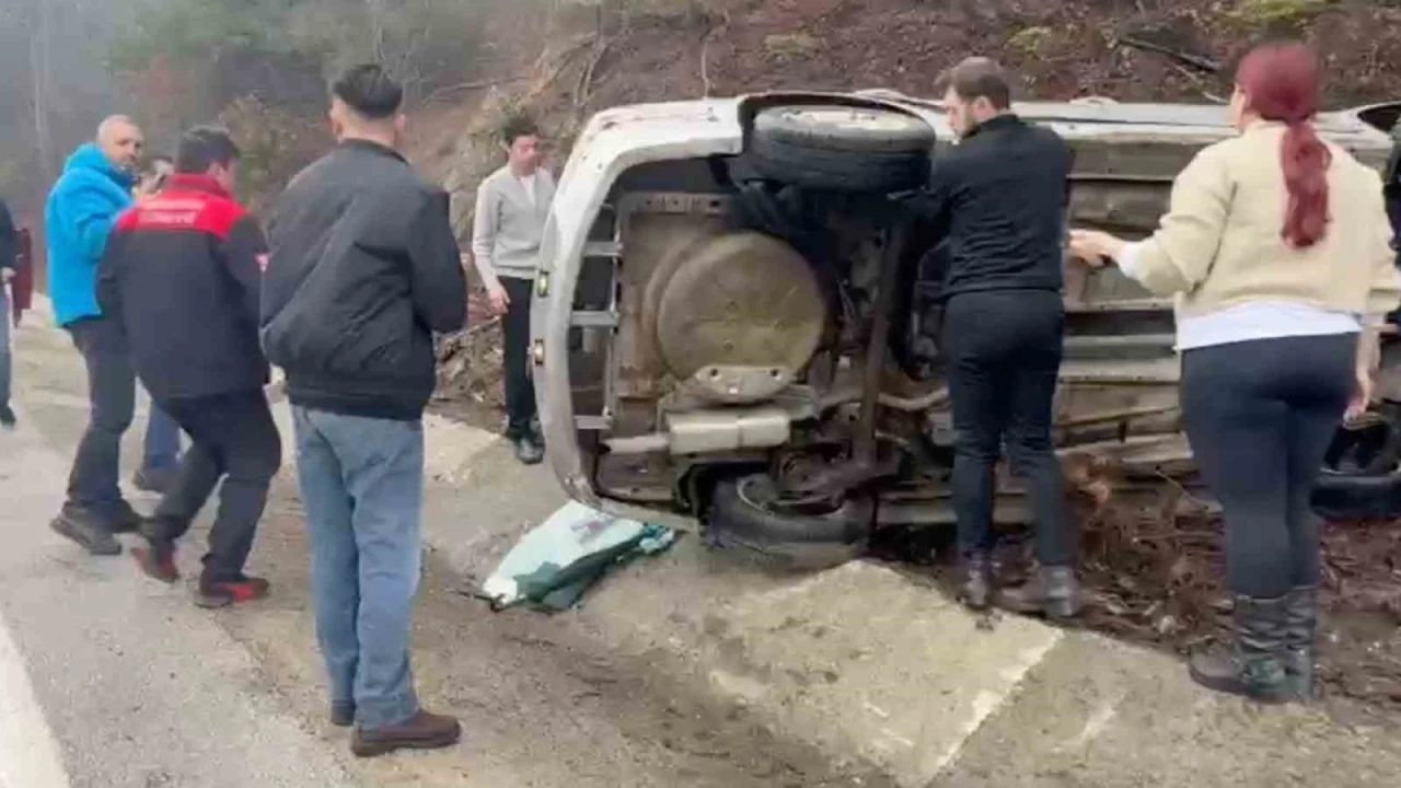 Bolu-Abant yolunda kontrolden &ccedil;ıkan ara&ccedil;, takla attı
