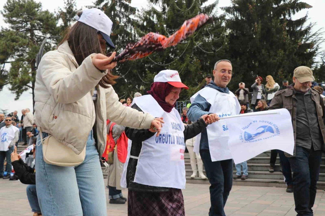 Bolu’da 1 Mayıs halaylar çekilerek kutlandı
