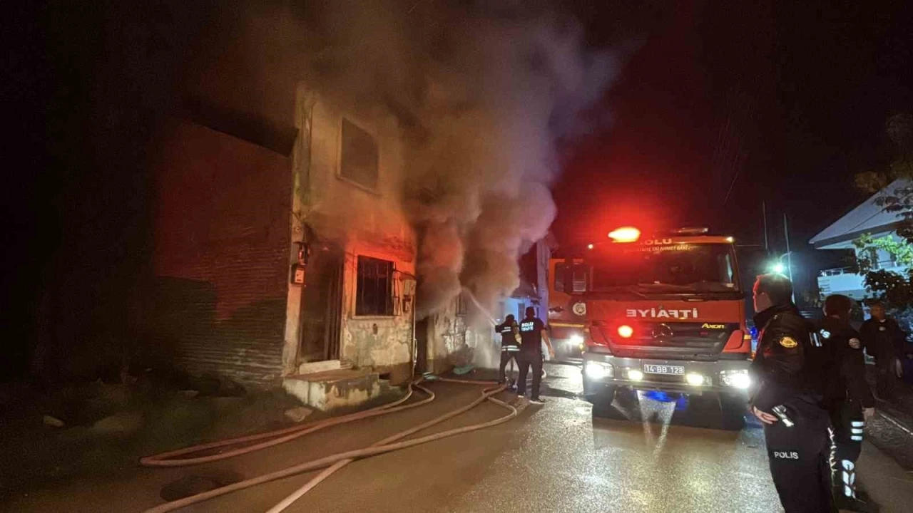 Bolu’da 2 katlı ahşap evde sobadan kaynaklı yangın çıktı: 1 yaralı
