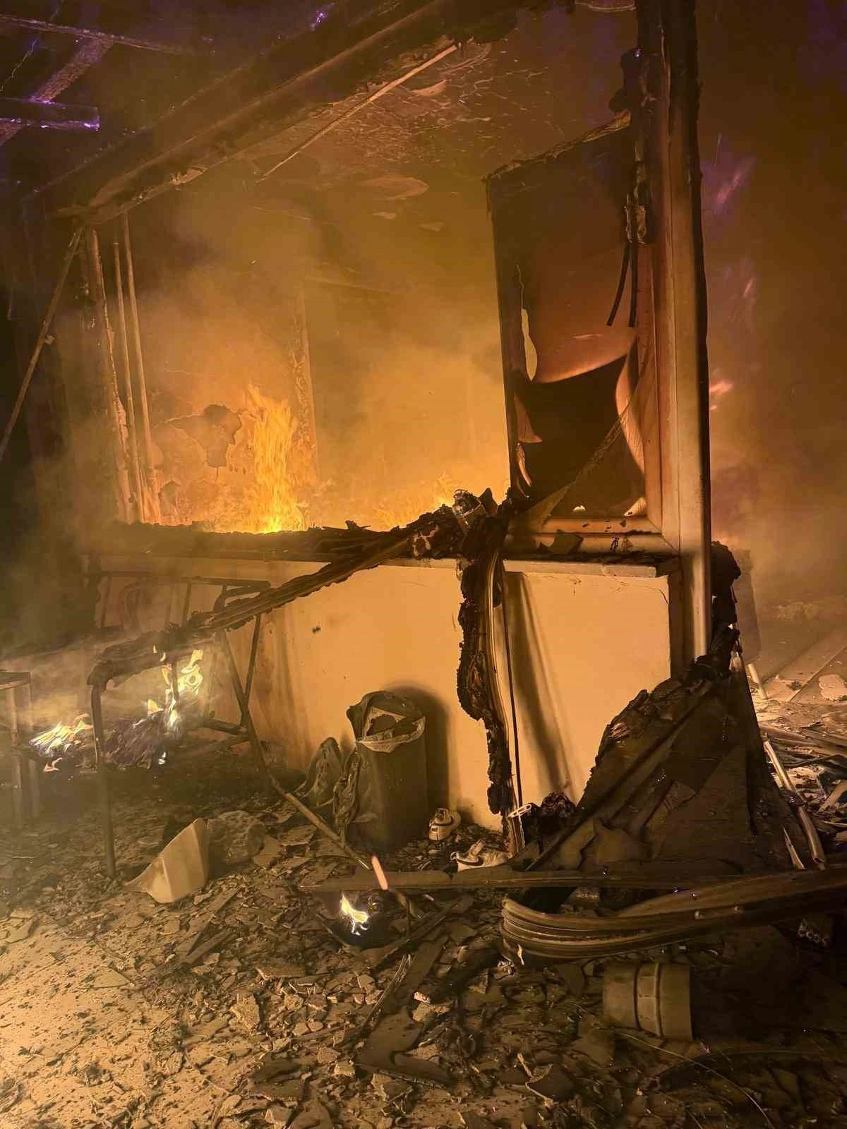 Bolu’da 2 katlı evin bir odası alev alev yandı
