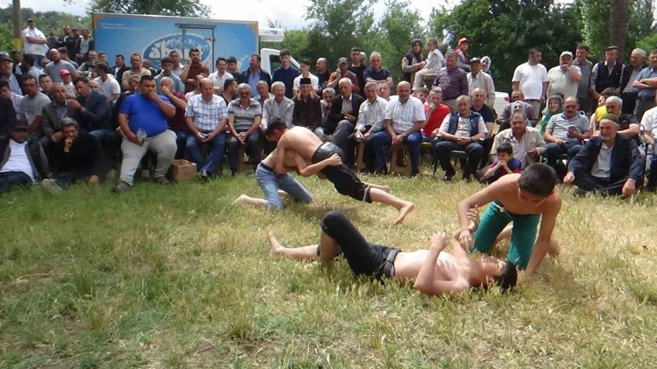 Bolu’da 200 yıllık geleneğe yoğun ilgi: Kazanlar kaynadı, pehlivanlar kıran kırana güreşti
