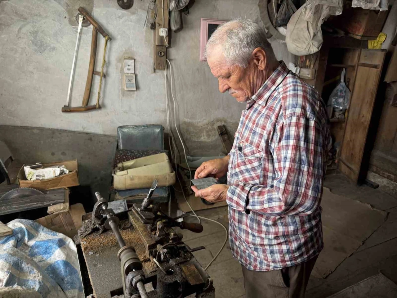 Bolu&rsquo;da 50 yıldır manda boynuzundan tarak yapıyor
