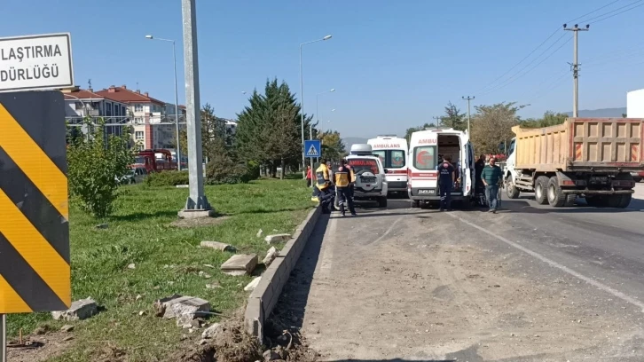 Bolu&rsquo;da ambulans otomobille &ccedil;arpıştı
