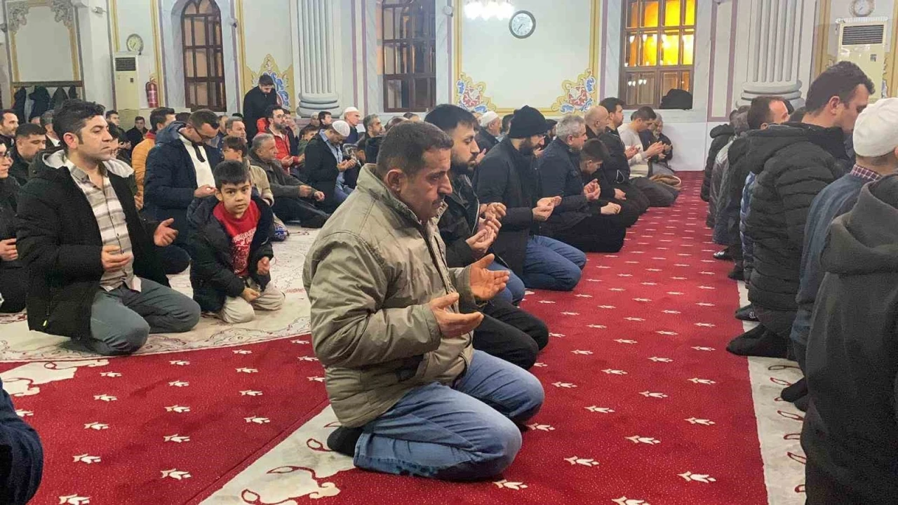 Bolu&rsquo;da Berat Kandili&rsquo;nde camiler doldu taştı
