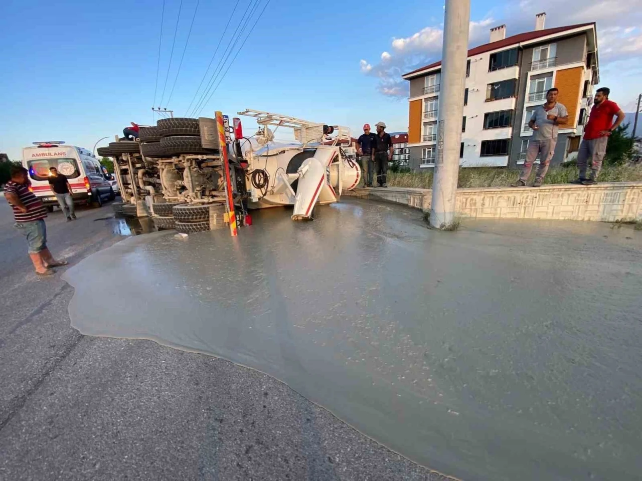 Bolu&rsquo;da beton mikseri devrildi: 1 yaralı
