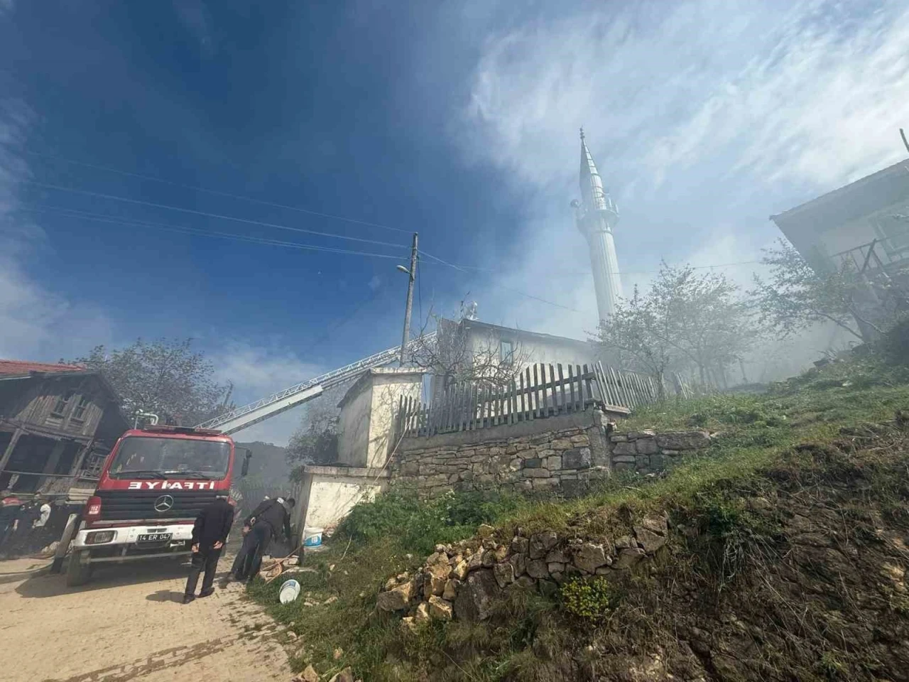 Bolu’da çıkan yangında 2 ahşap ev ve 1 cami küle döndü
