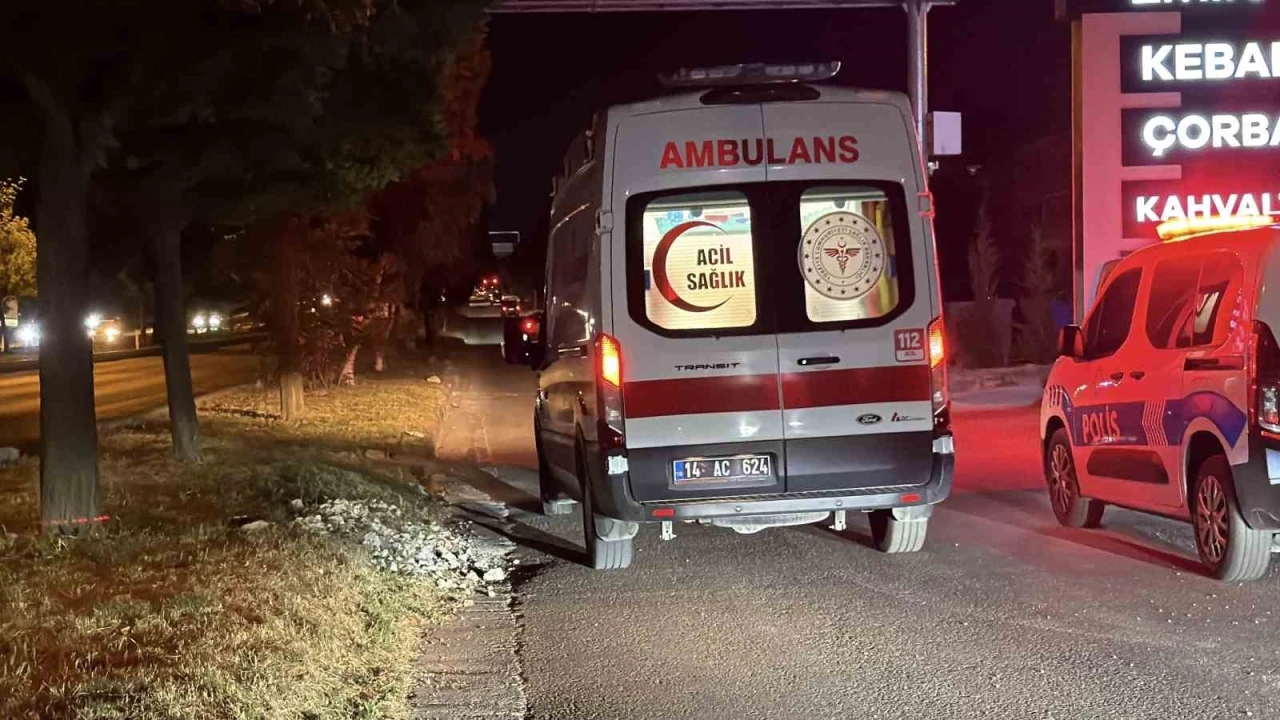 Bolu&rsquo;da d&uuml;ğ&uuml;nde kavgayı ayırmaya &ccedil;alışan baba ile oğlu yaralandı
