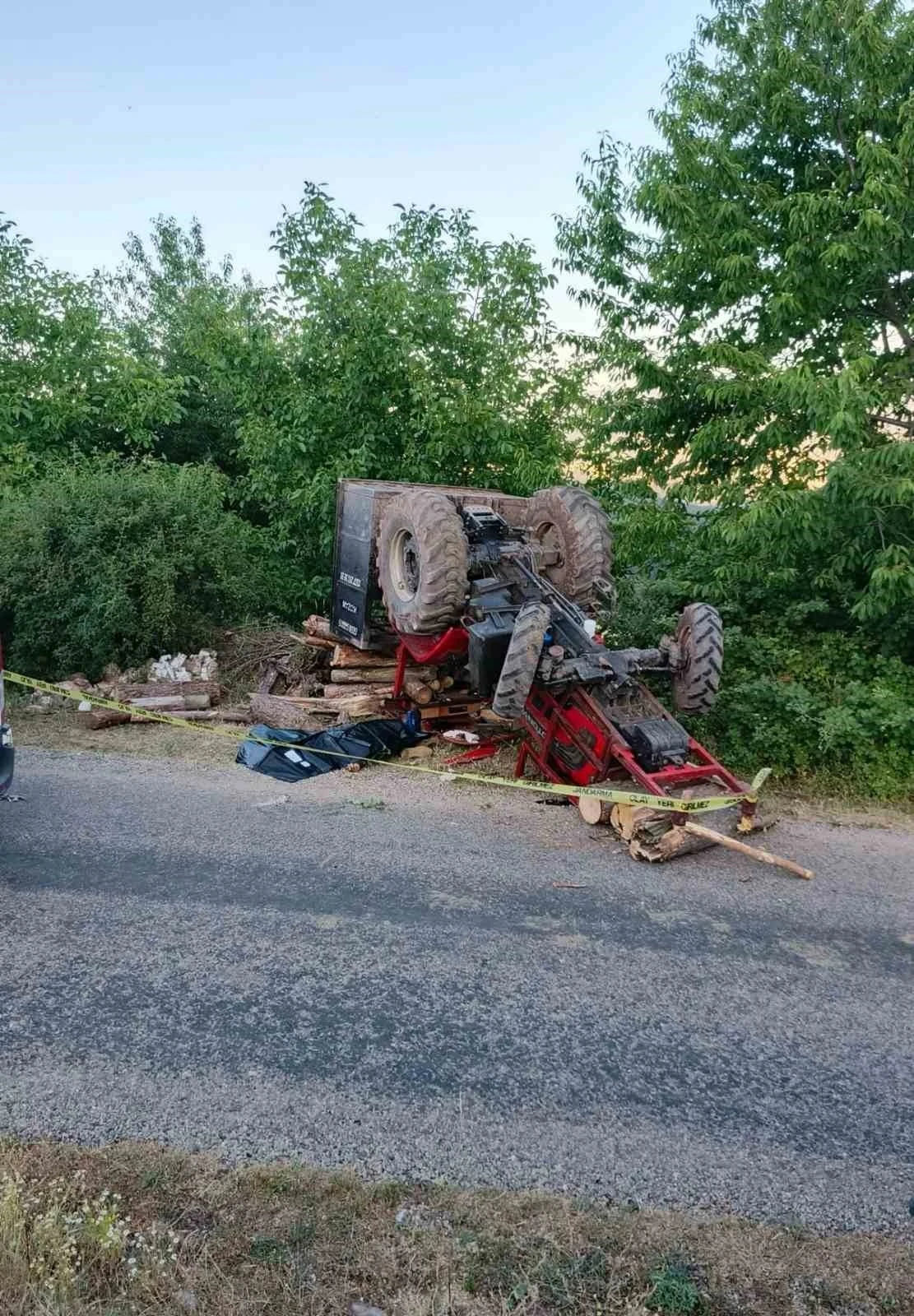 Bolu’da feci kaza... Kontrolden çıkan traktör devrildi: 1 ölü, 2 yaralı

