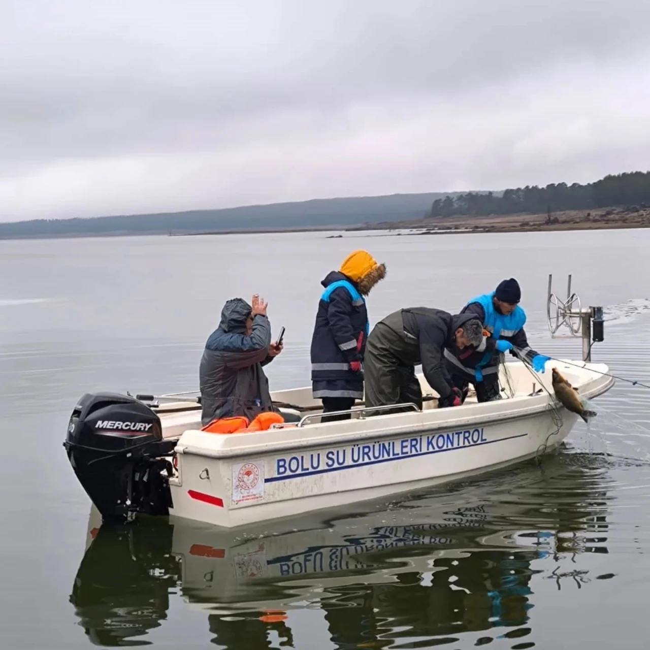 Bolu&rsquo;da g&ouml;l&uuml;n ortasında 500 metrelik ka&ccedil;ak ağ ele ge&ccedil;irildi
