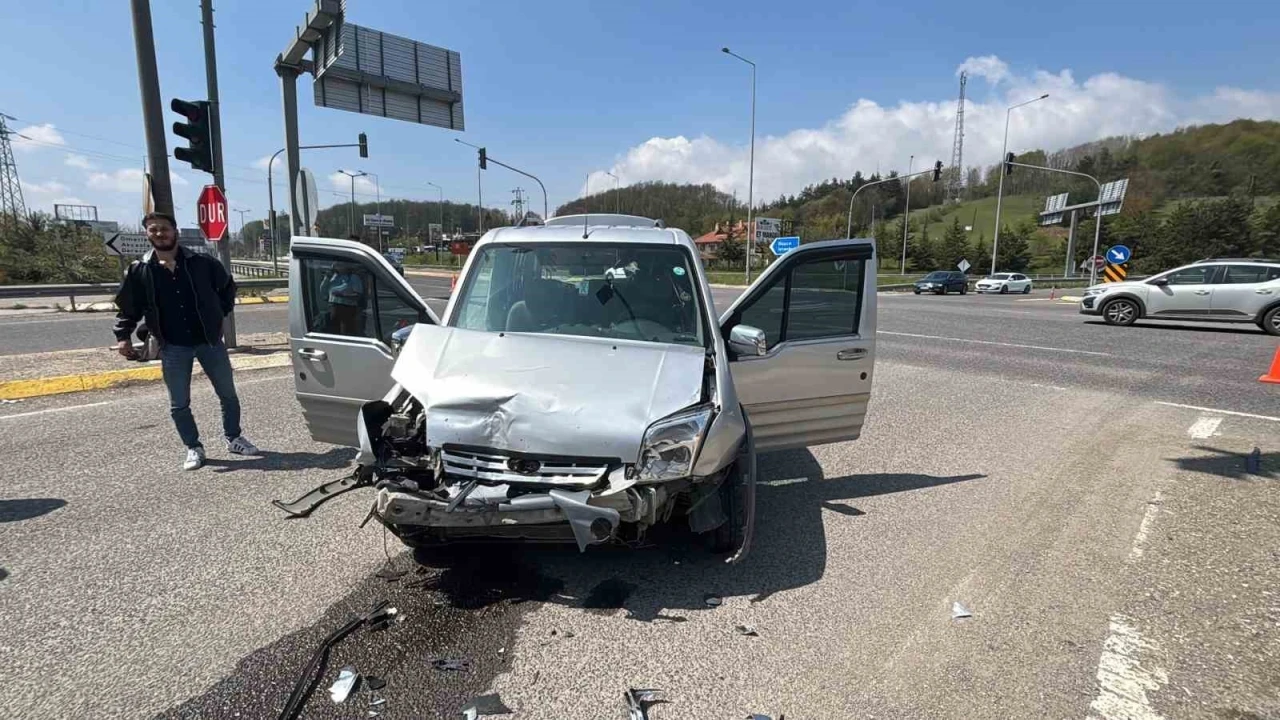 Bolu’da hafif ticari araç ile otomobil çarpıştı: 10 yaralı
