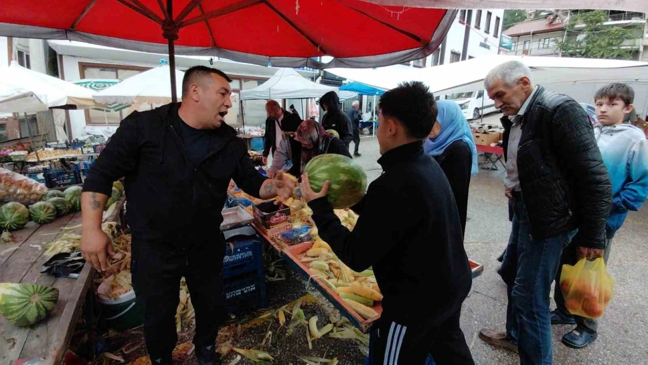 Bolu&rsquo;da hayırsever esnaf 1 ton karpuzu 1 saatte &uuml;cretsiz dağıttı
