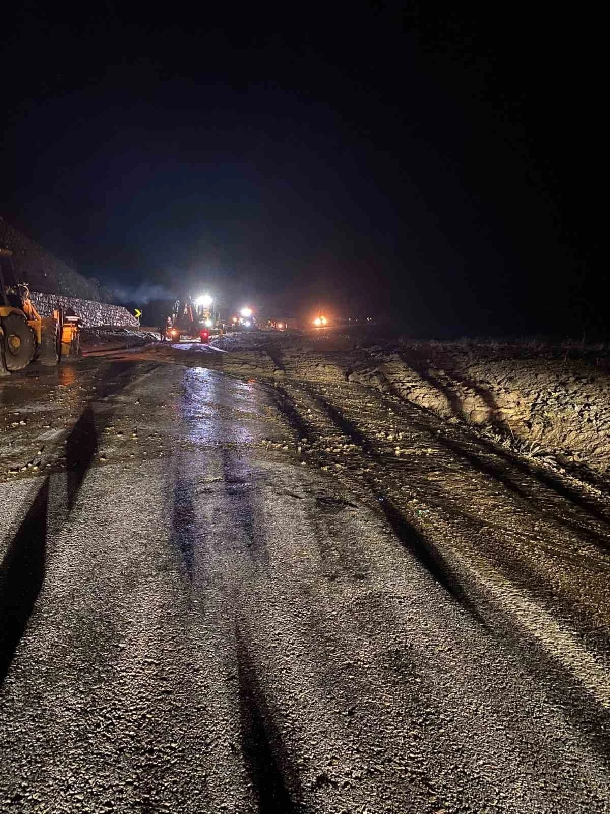 Bolu&rsquo;da heyelan nedeniyle kapanan yol tekrardan ulaşıma a&ccedil;ıldı
