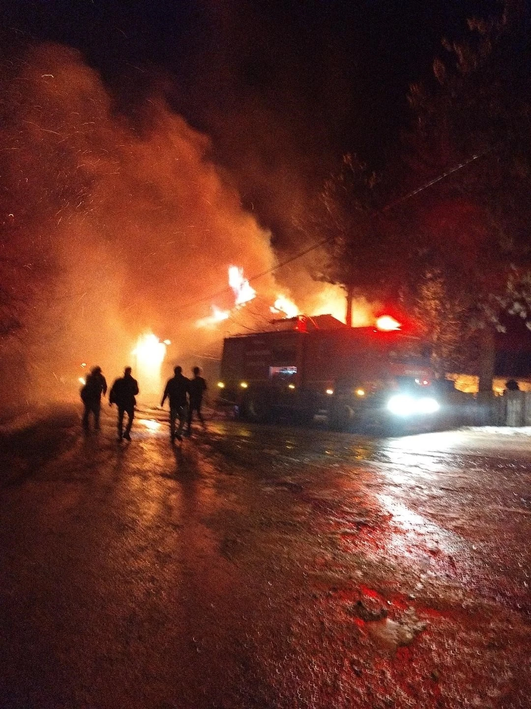 Bolu&rsquo;da iki katlı ev alevlere teslim oldu
