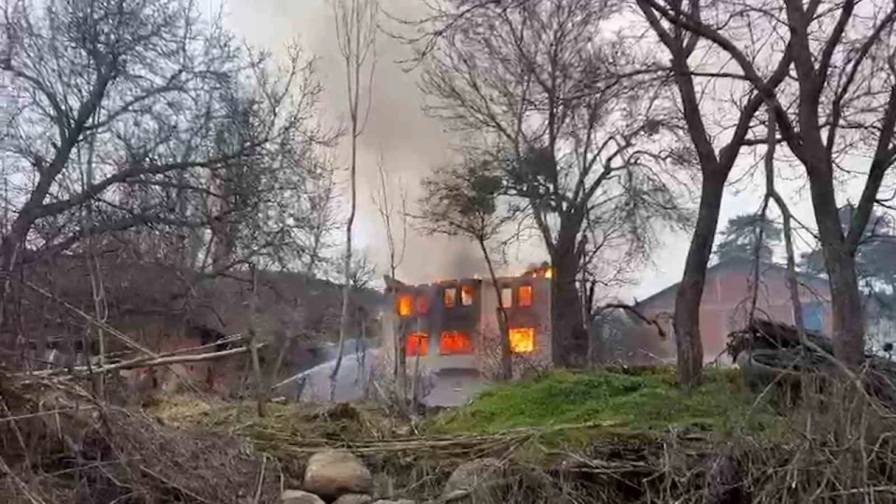 Bolu&rsquo;da iki katlı ev alevlere teslim oldu

