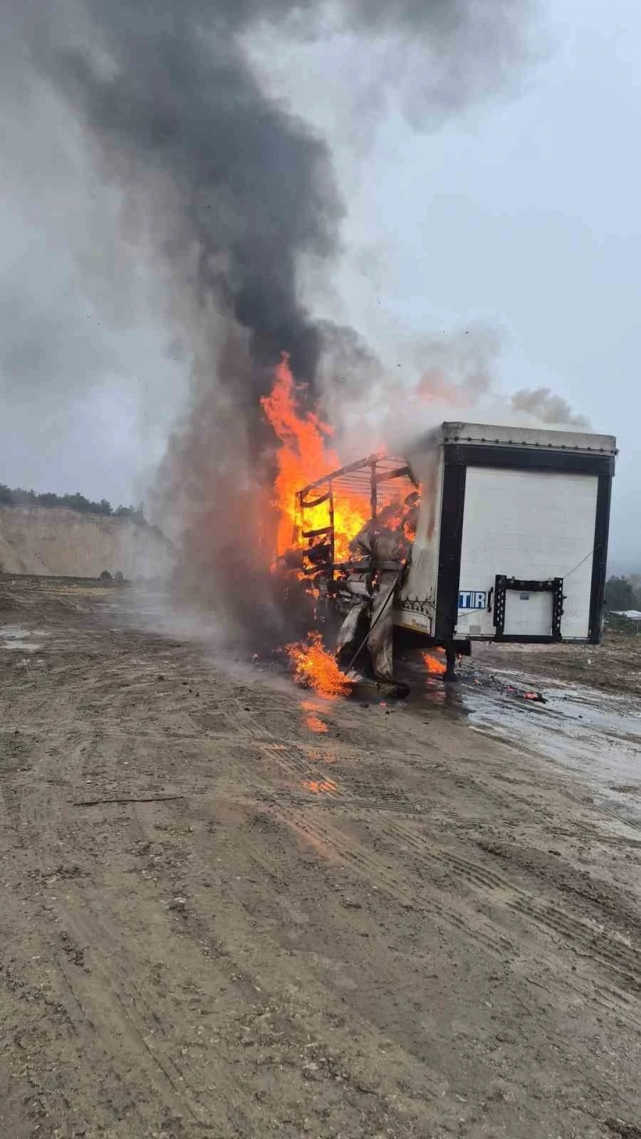 Bolu&rsquo;da kağıt y&uuml;kl&uuml; dorse alev topuna d&ouml;nd&uuml;
