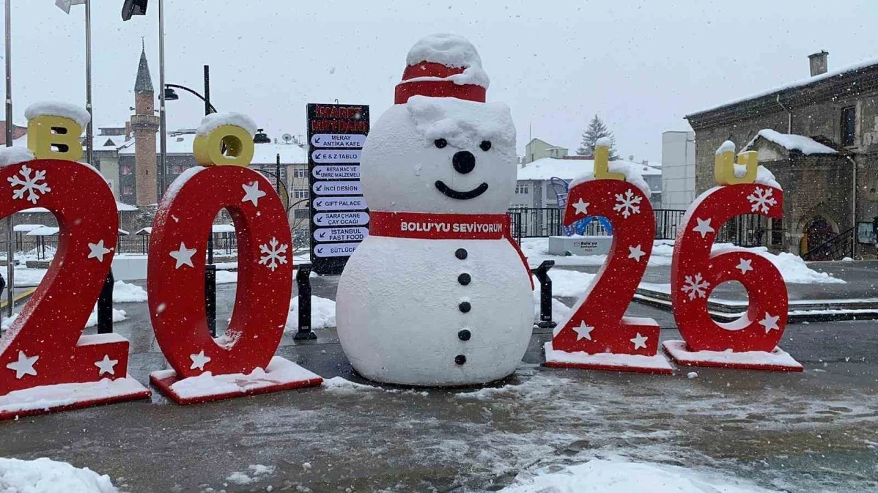 Bolu&rsquo;da kar fırtınası hayatı olumsuz etkiledi: Vatandaşlar şemsiyeyle dolaştı
