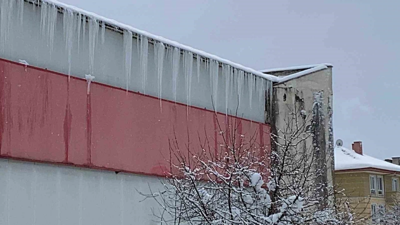 Bolu&rsquo;da kar ve buz k&uuml;tleleri tehlike sa&ccedil;ıyor
