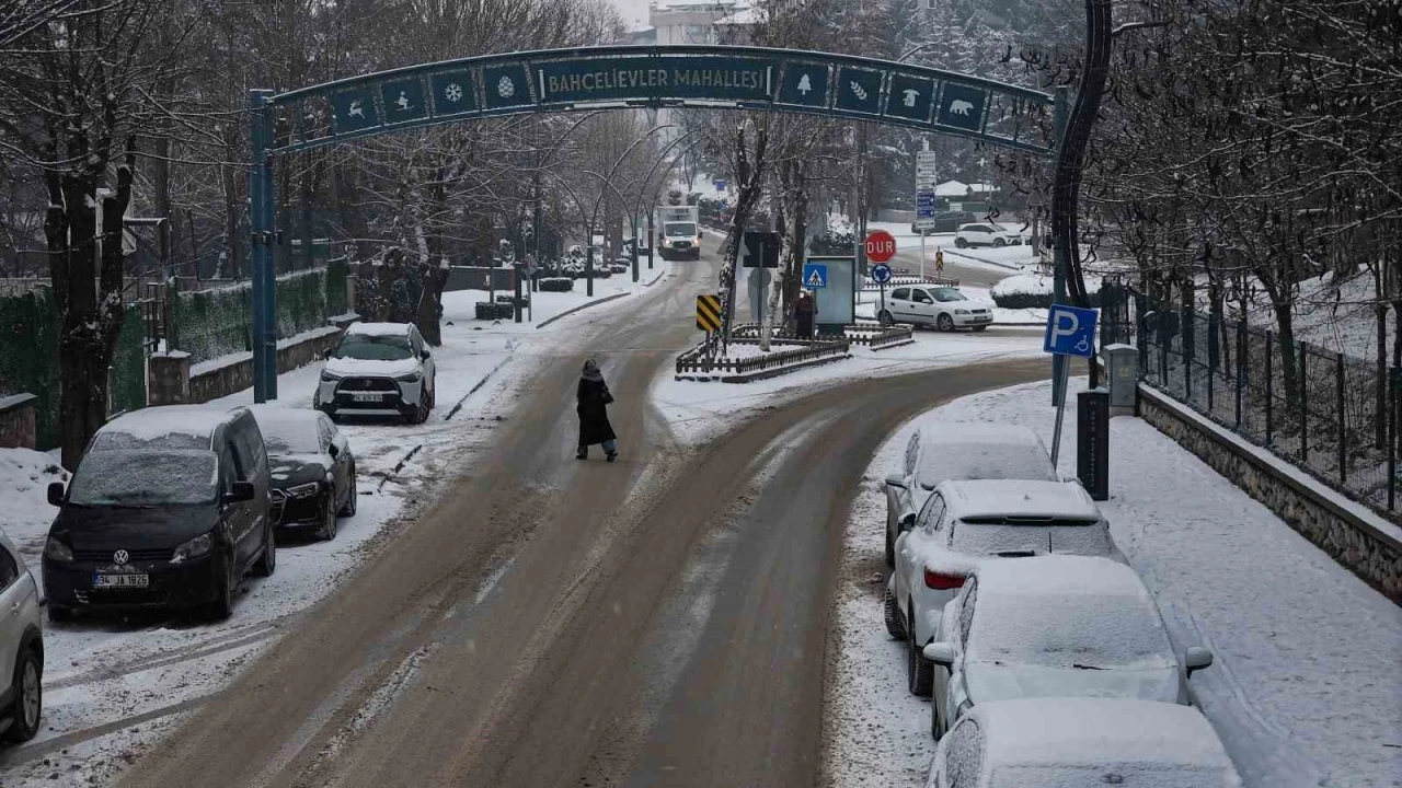 Bolu&rsquo;da kar yağışı s&uuml;r&uuml;yor: Kış g&uuml;zelliği havadan g&ouml;r&uuml;nt&uuml;lendi
