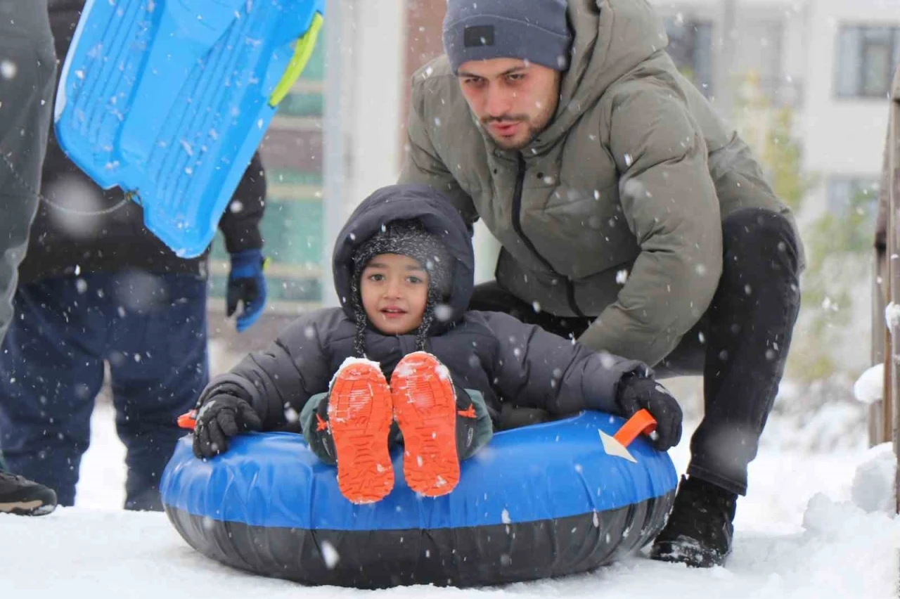 Bolu&rsquo;da kar yağışının tadını &ccedil;ocuklar &ccedil;ıkardı: Parklar kayak pistine d&ouml;nd&uuml;

