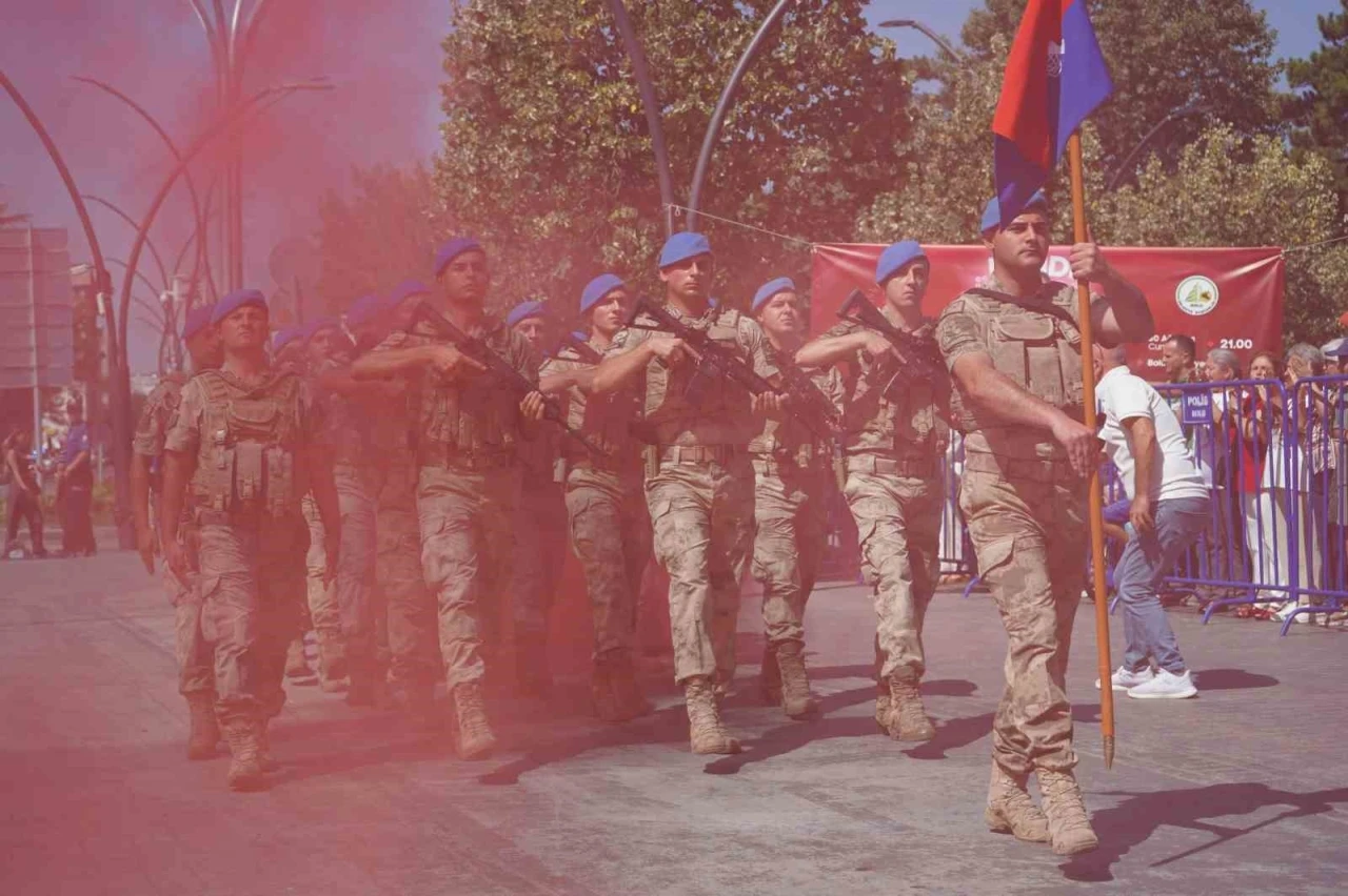 Bolu’da komandolar, Zafer Bayramı’nda caddeyi coşkuyla inletti
