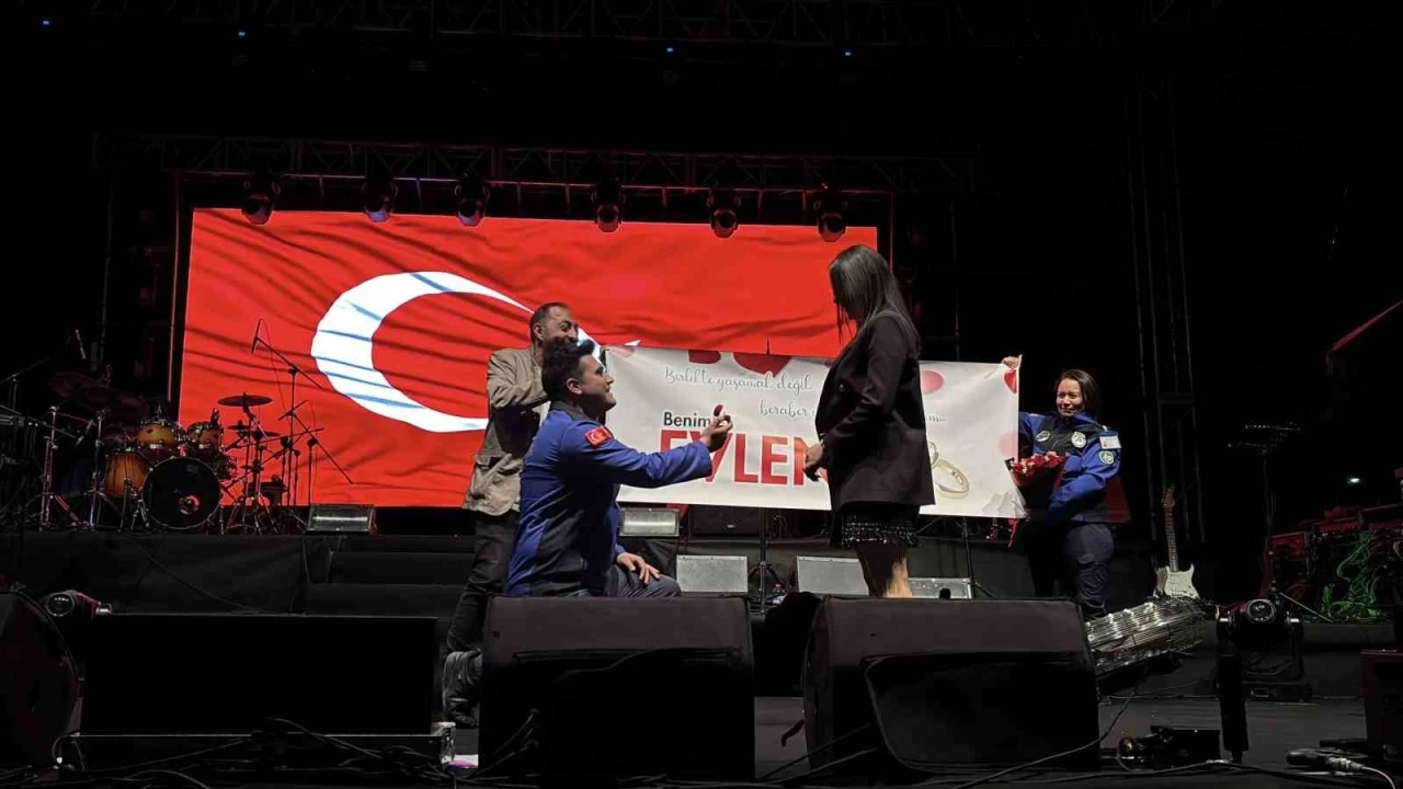 Bolu’da konser öncesi sürpriz evlilik teklifi
