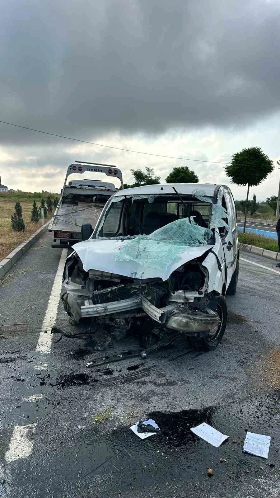 Bolu&rsquo;da kontrolden &ccedil;ıkan hafif ticari ara&ccedil; devrildi: Sıkışan s&uuml;r&uuml;c&uuml;y&uuml; itfaiye kurtardı
