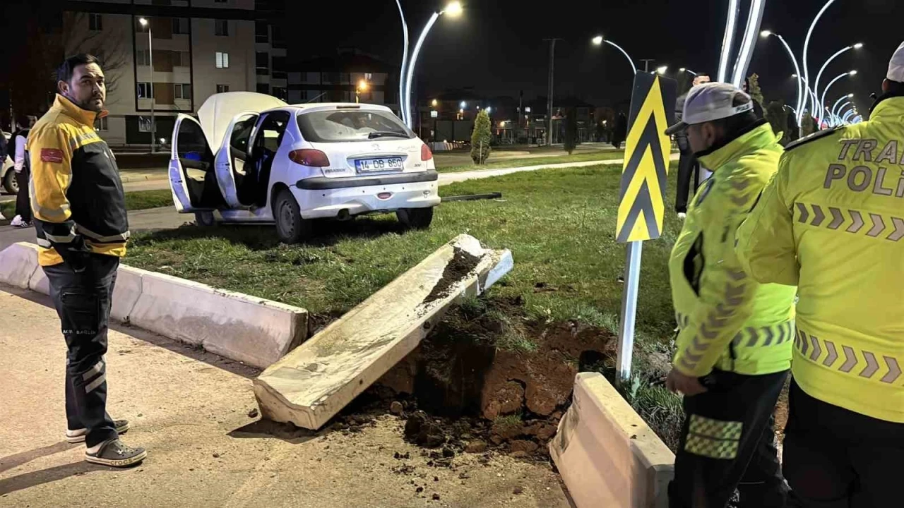Bolu&rsquo;da kontrolden &ccedil;ıkan otomobil ref&uuml;je &ccedil;arptı
