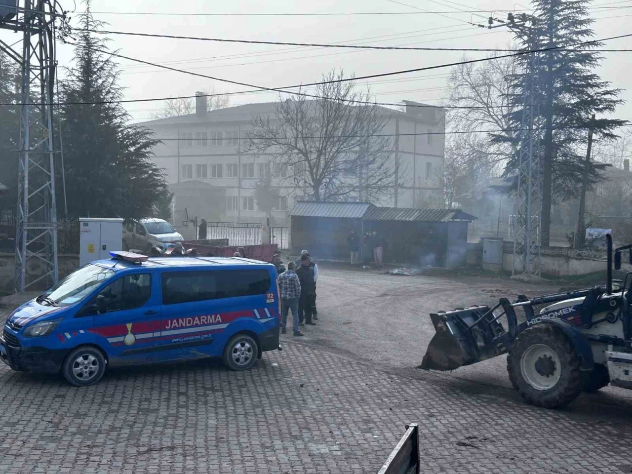 Bolu’da köylüler ağır tonajlı araçlara karşı ayaklandı: Köyün giriş çıkışında lastik yaktılar
