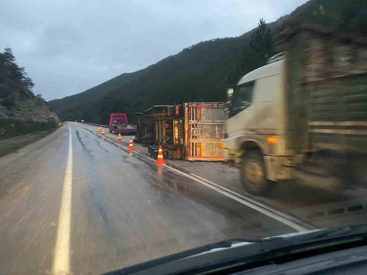 Bolu&rsquo;da odun y&uuml;kl&uuml; tır devrildi
