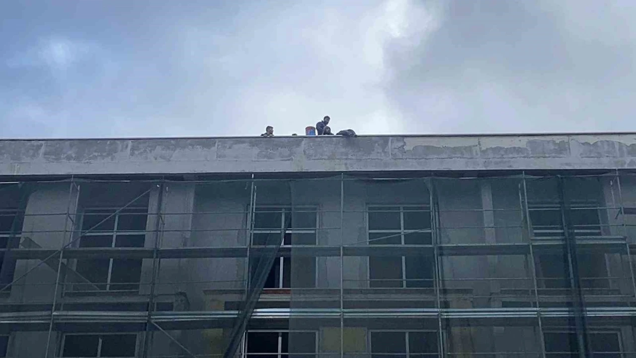 Bolu&rsquo;da okul inşaatında iş&ccedil;iler parasını alamayınca &ccedil;atıya &ccedil;ıktı
