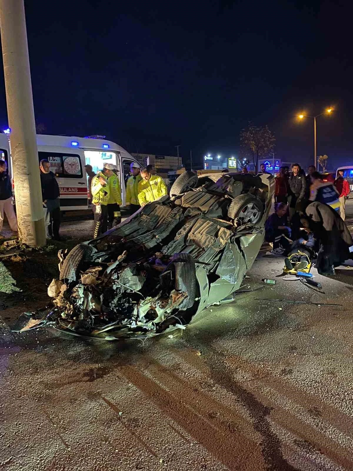 Bolu’da önce refüje ardından elektrik direğine çarpan otomobil tepetaklak oldu: 1 yaralı
