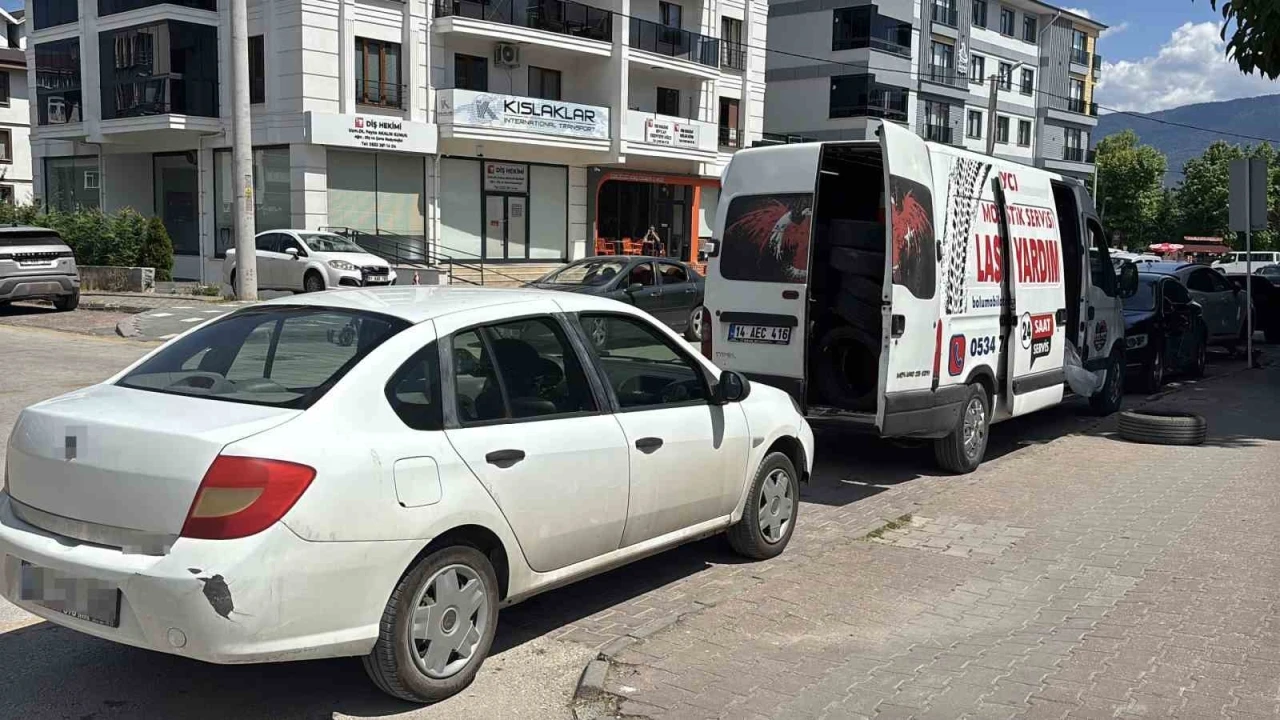 Bolu&rsquo;da onlarca s&uuml;r&uuml;c&uuml; &lsquo;alışkanlık&rsquo; kurbanı oldu: 20&rsquo;ye yakın aracın lastiği patladı

