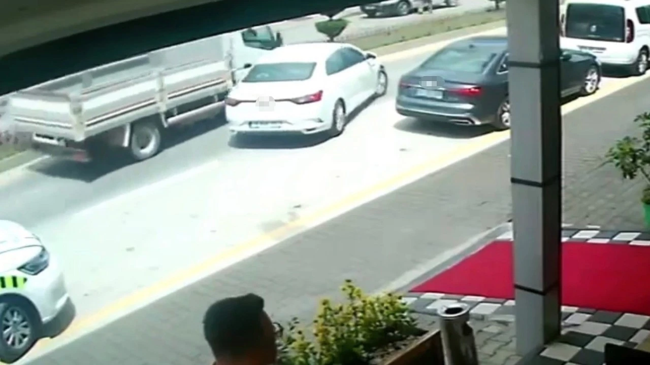 Bolu&rsquo;da park yerinden &ccedil;ıkan otomobile kamyon &ccedil;arptı
