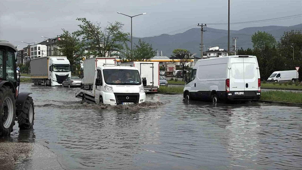 Bolu’da sağanak ve fırtına hayatı felç etti: Yollar göle döndü