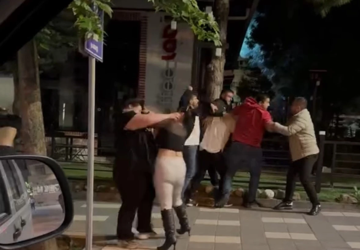 Bolu’da sokak ortasında kavga: Yumruklar havada uçuştu
